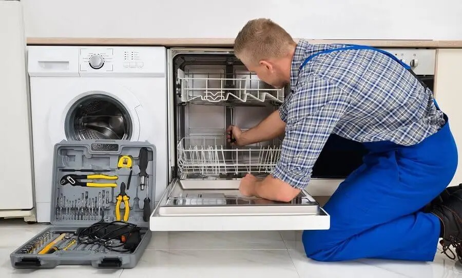 Bayraklı Maytag servisi teknisyen ekibi beyaz eşya tamiri yaparken